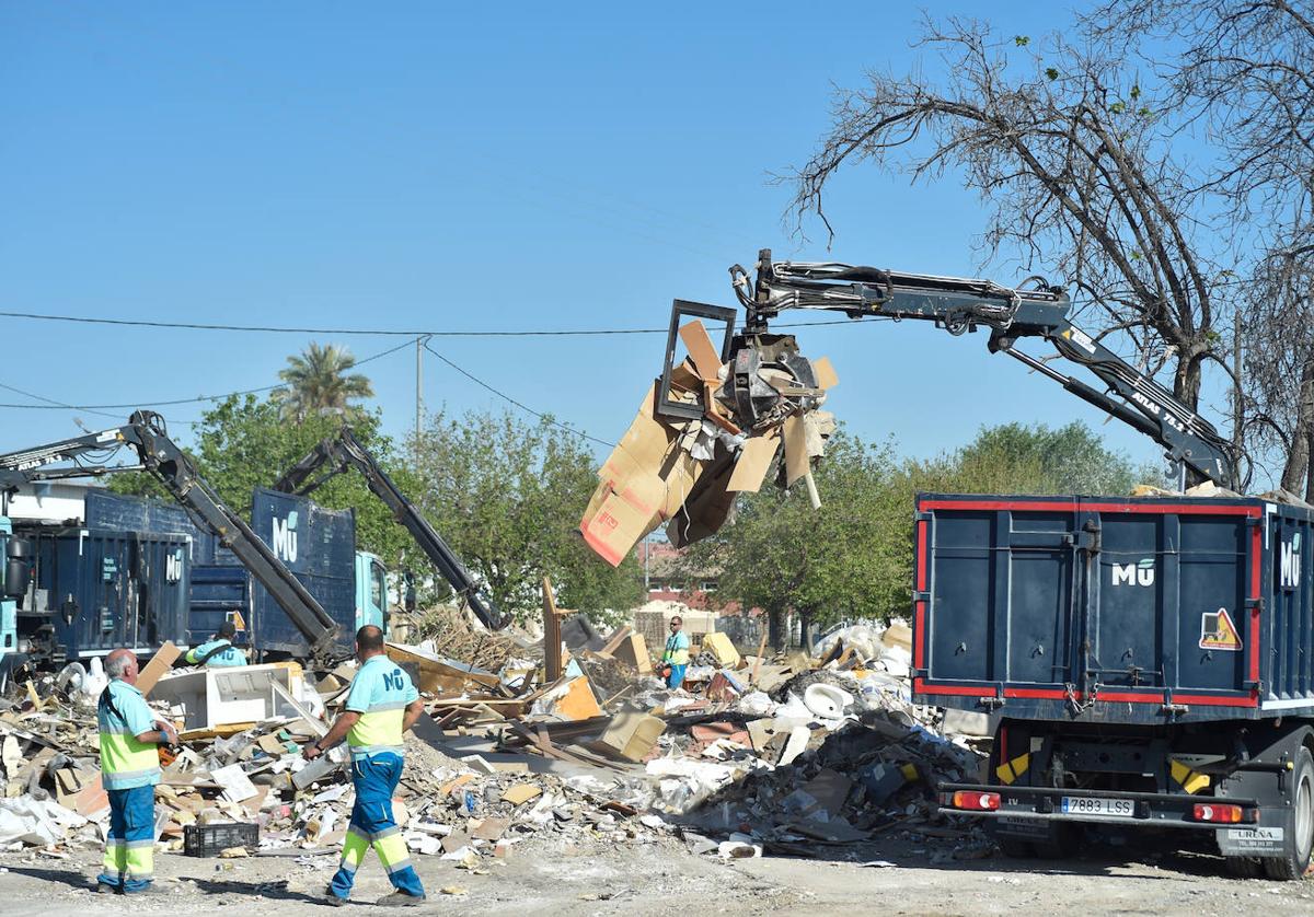 Operarios de PreZero retiran la basura, escombros y otro tipo de restos depositados en La Azacaya.