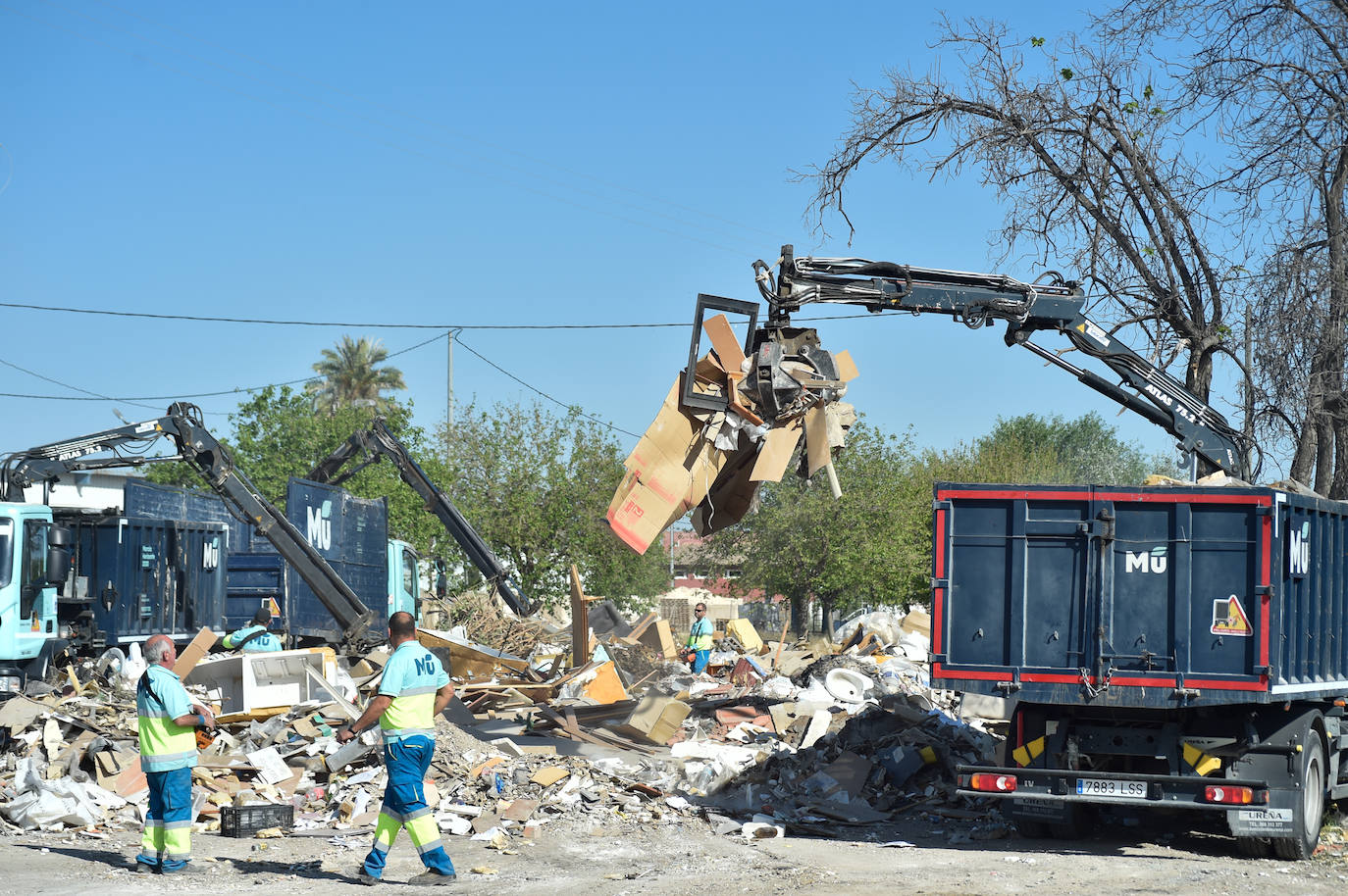 Retirada de basura en el vertedero ilegal de La Azacaya de Murcia