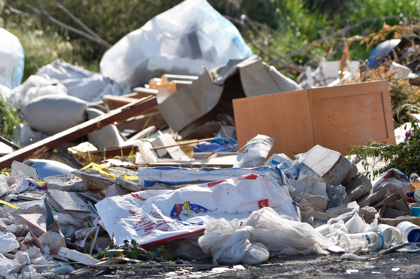 Retirada de basura en el vertedero ilegal de La Azacaya de Murcia