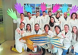 Los investigadores Diana García, Alicia Martínez López, Victoriano Mulero Méndez y María Luisa Cayuela Fuentes posan junto a su equipo en la Facultad de Biología.
