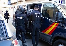 Agentes de la Policía Nacional trabajan en el operativo establecido en Espinardo.