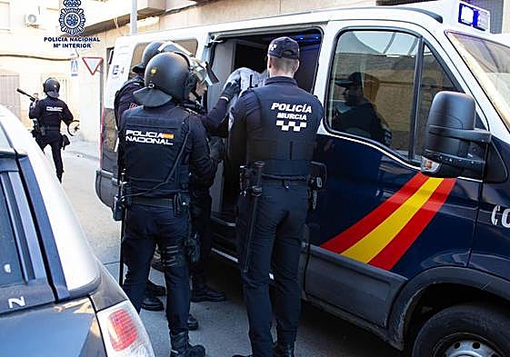 Agentes de la Policía Nacional trabajan en el operativo establecido en Espinardo.