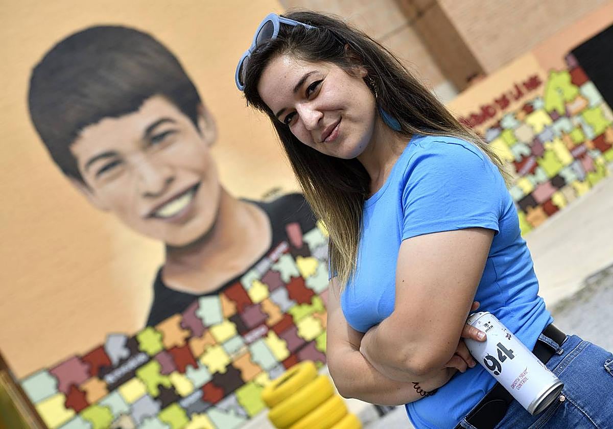 Neaoner, junto al mural de Carlos Alcaraz en el CEIP Ciudad de la Paz de El Palmar (Murcia).