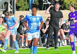 Randri da instrucciones a sus jugadoras desde la banda en el Alhama-Tenerife jugado el pasado 7 de marzo.