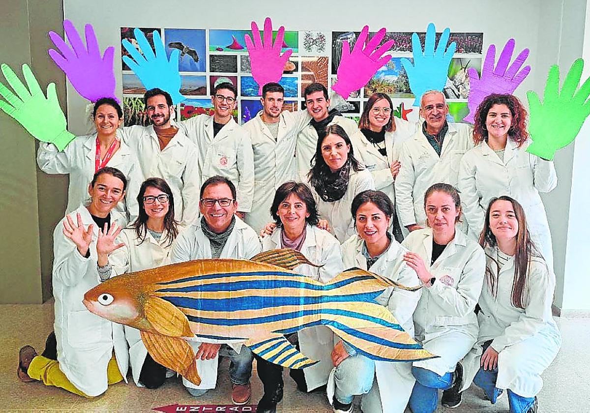 Los investigadores Diana García, Alicia Martínez López, Victoriano Mulero Méndez y María Luisa Cayuela Fuentes posan junto a su equipo en la Facultad de Biología.