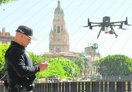 Javier Cárceles, uno de los agentes encargados de la Unidad de Medios Aéreos de la Policía Local, manipulando el dron.