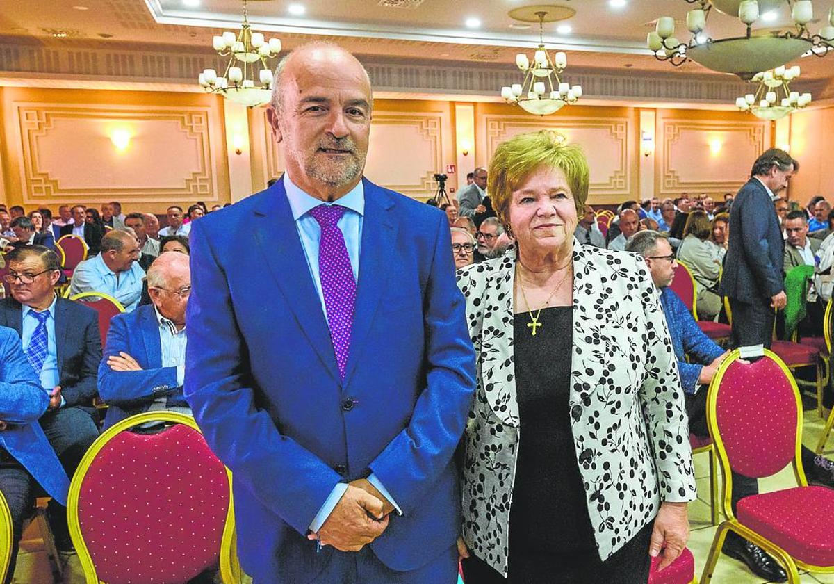 Francisco José González, secretario general de la Consejería de Agua y Agricultura, Insignia de Oro de Fecoam, y la Cooperativista del Año 2023, Elisa Martínez Torres, en la asamblea de Fecoam.