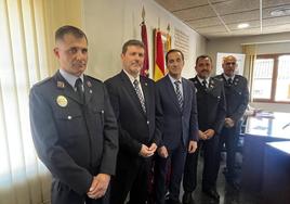 Los nuevos agentes de Ulea, junto a Perona y el alcalde, este viernes.