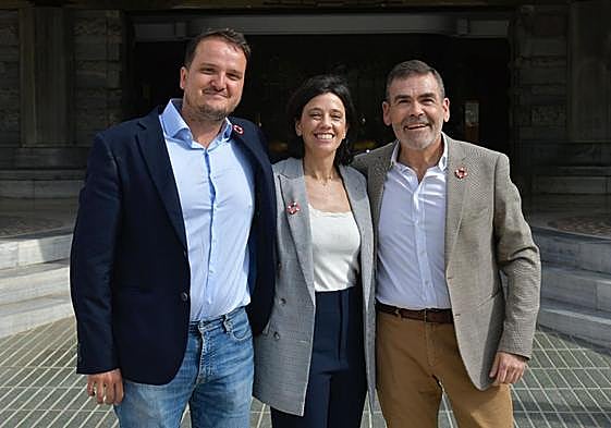 Santiago del Álamo, Esther Guzmán y José López este viernes, en la puerta de la Asamblea.