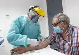 Una enfermera atiende a un paciente en un centro de salud de Murcia, durante la pandemia