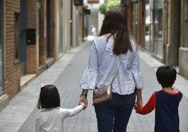 Imagen de archivo de una madre con sus hijos.