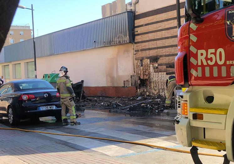 Restos del incendio en la calle Sierra Nevada.