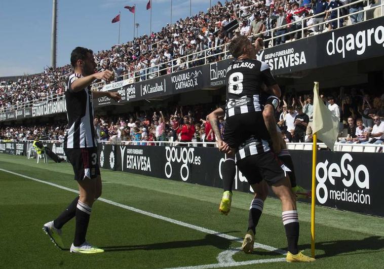 De Blasis encima de Poveda celebran el primer gol del Cartagena.