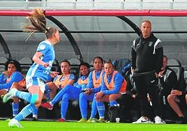Randri García, entrenador del Alhama CF ElPozo, de pie en el banquillo visitante de Lezama durante el partido que su equipo jugó anoche en Bilbao.