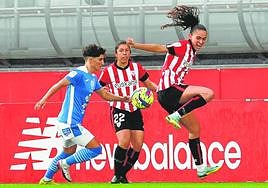 La gallega Andrea Carid, una de las que no ha dado su apoyo a Randri, lucha por un balón, ayer.