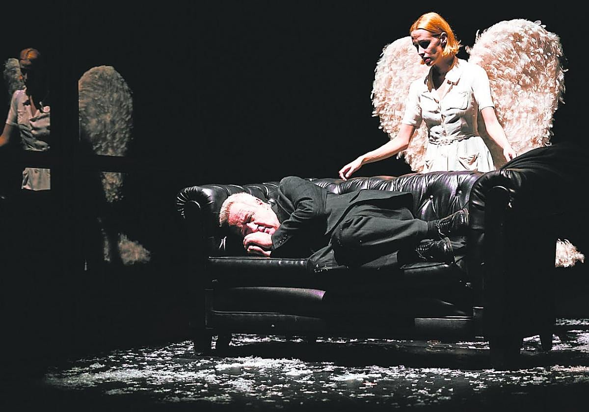 Imagen de una representación de 'El proceso', que protagoniza Carlos Hipólito.