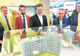 Los diputados regionales del PP María Lardín y Víctor Martínez; el director general de Vivienda, José Francisco Lajara; el director de Negocio de LA VERDAD, Carlos López; el presidente de Apirm, José Ramón Blázquez; y el concejal de Urbanismo del Ayuntamiento de Murcia, Andrés Guerrero, observan la maqueta de una promoción, ayer, en el Salón Inmobiliario de la Región de Murcia.