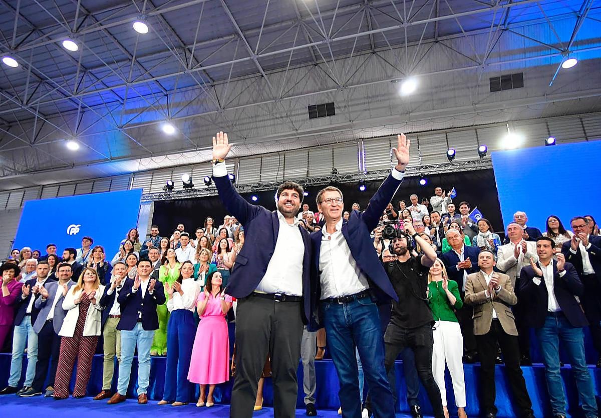 Alberto Núñez Feijóo y Fernando López Miras, este sábado, en el acto de presentación de los candidatos a la alcaldía por el PP.