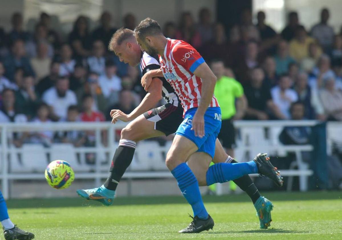 Ortuño disputa el balón con un rival.