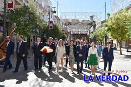 La comitiva a su paso por la plaza del Arco, con los Reyes Cristianos y los Infantes de Castilla presidiendo el pasacalles