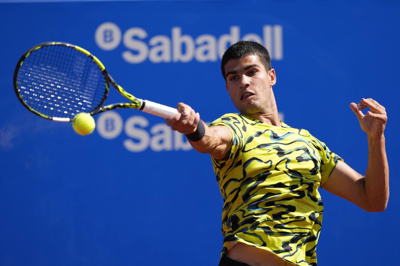 Alcaraz barre a Tsitsipas y revalida el Conde de Godó