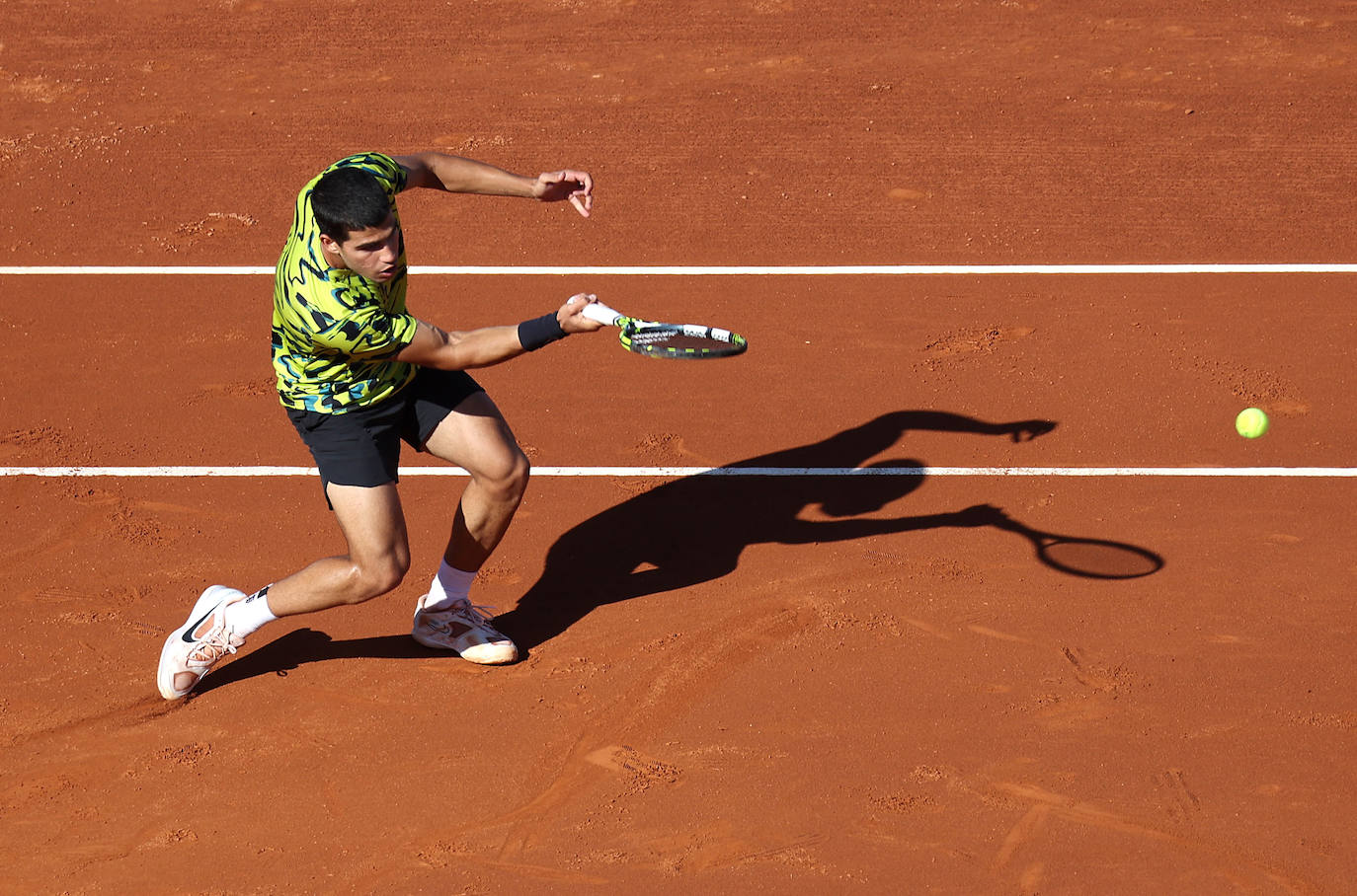 Alcaraz barre a Tsitsipas y revalida el Conde de Godó