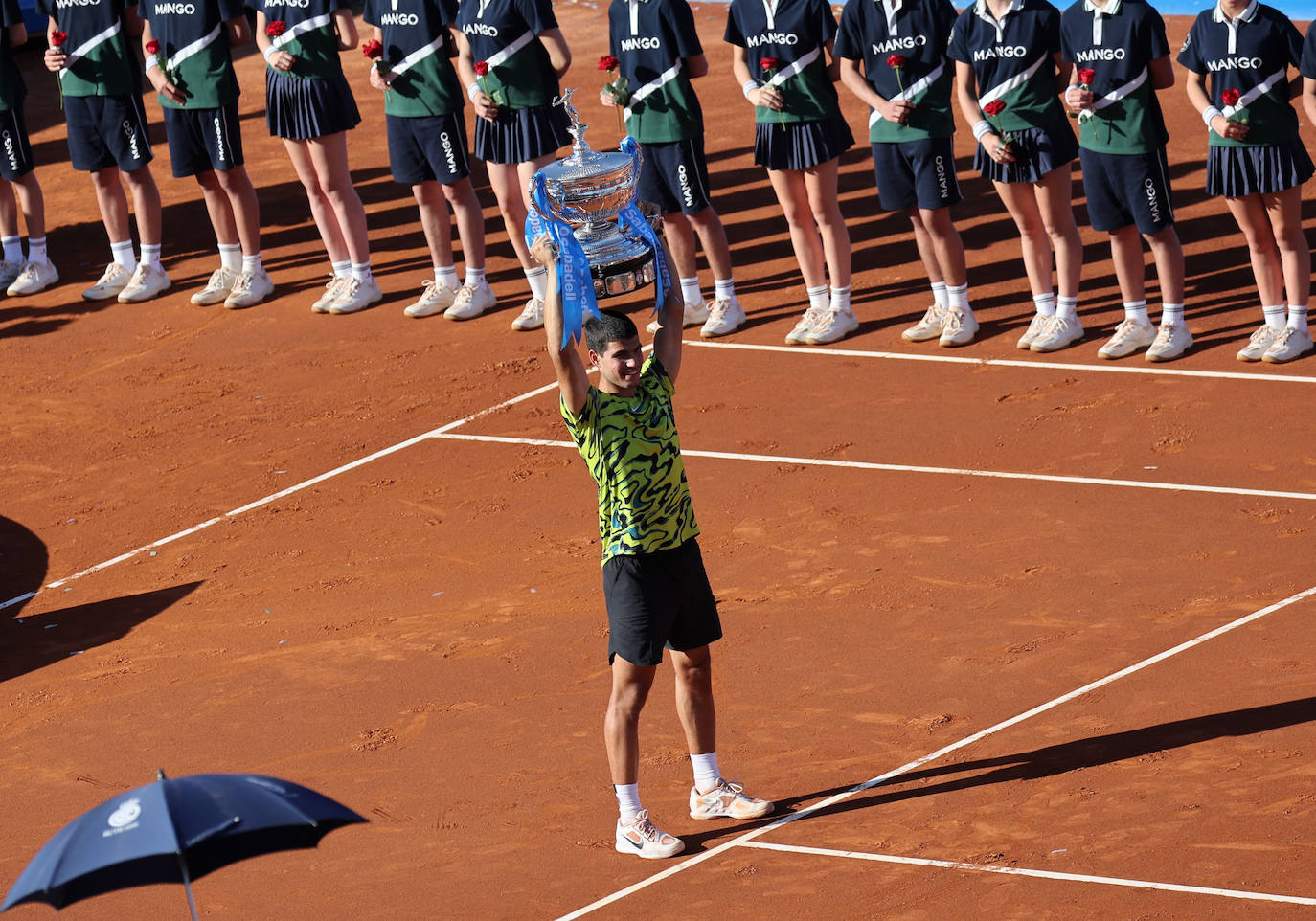 Alcaraz barre a Tsitsipas y revalida el Conde de Godó