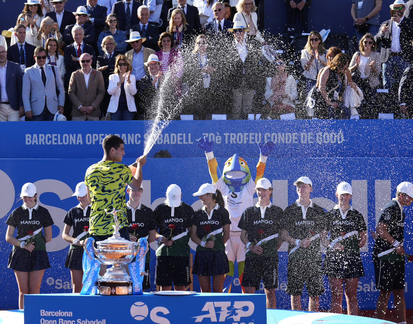 Alcaraz barre a Tsitsipas y revalida el Conde de Godó