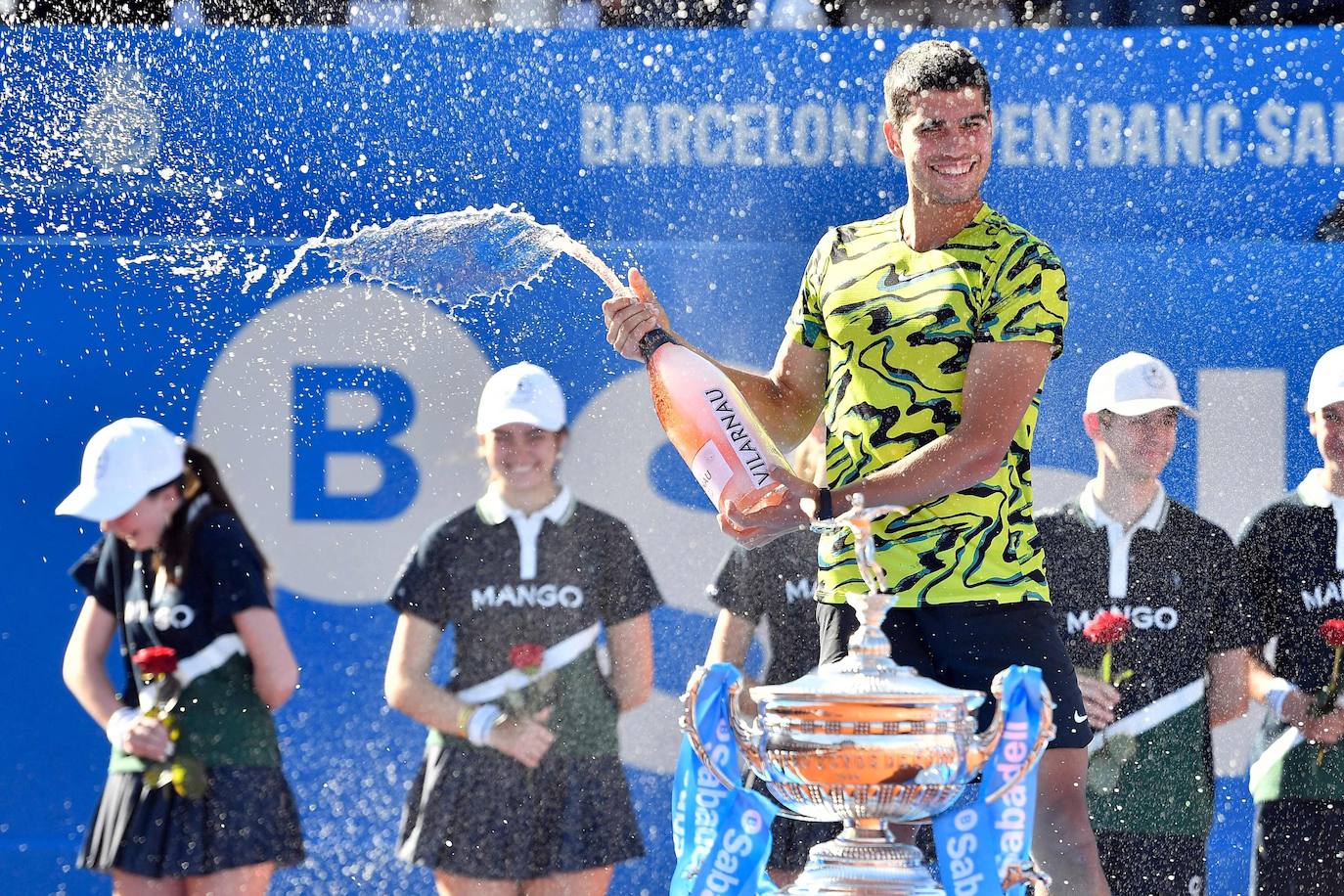 Alcaraz barre a Tsitsipas y revalida el Conde de Godó