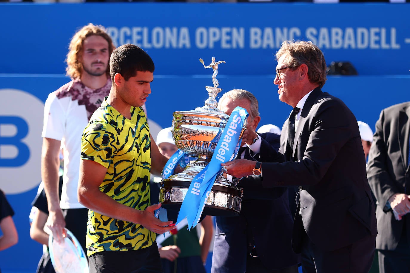 Alcaraz barre a Tsitsipas y revalida el Conde de Godó