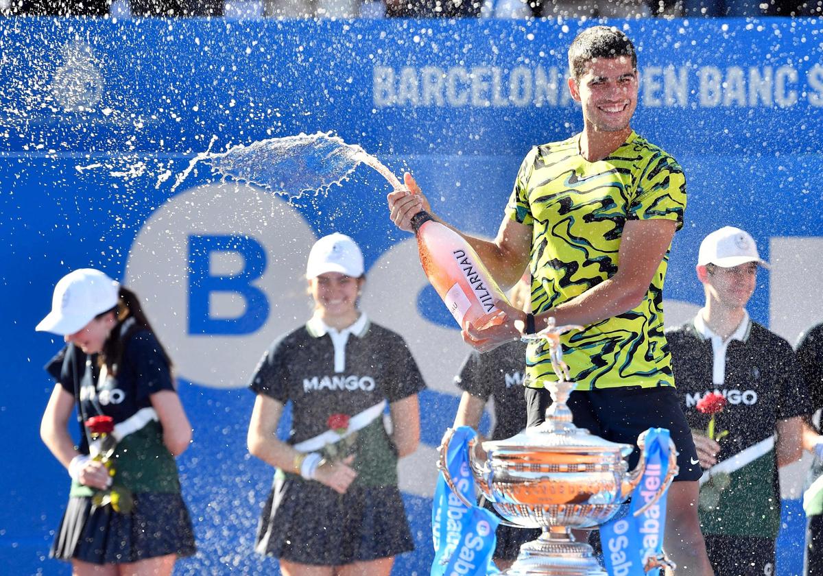 Carlos Alcaraz festeja su título en Barcelona, el segundo consecutivo, tras superar en la final a Stefanos Tsitsipas.