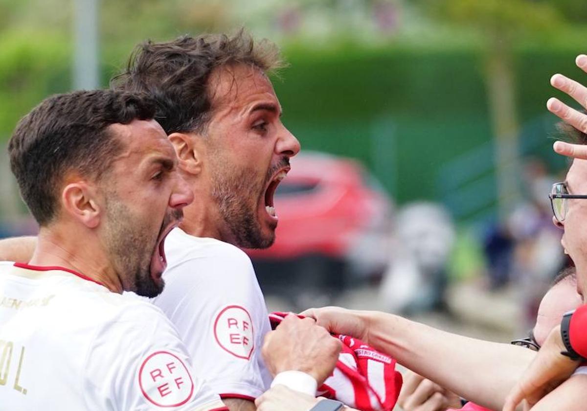 Pedro León junto a Alberto López celebran junto a la afición desplazada a Pamplona.