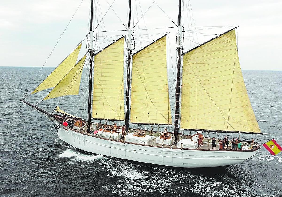 El 'Pascual Flores', en una travesía por el Mediterráneo.