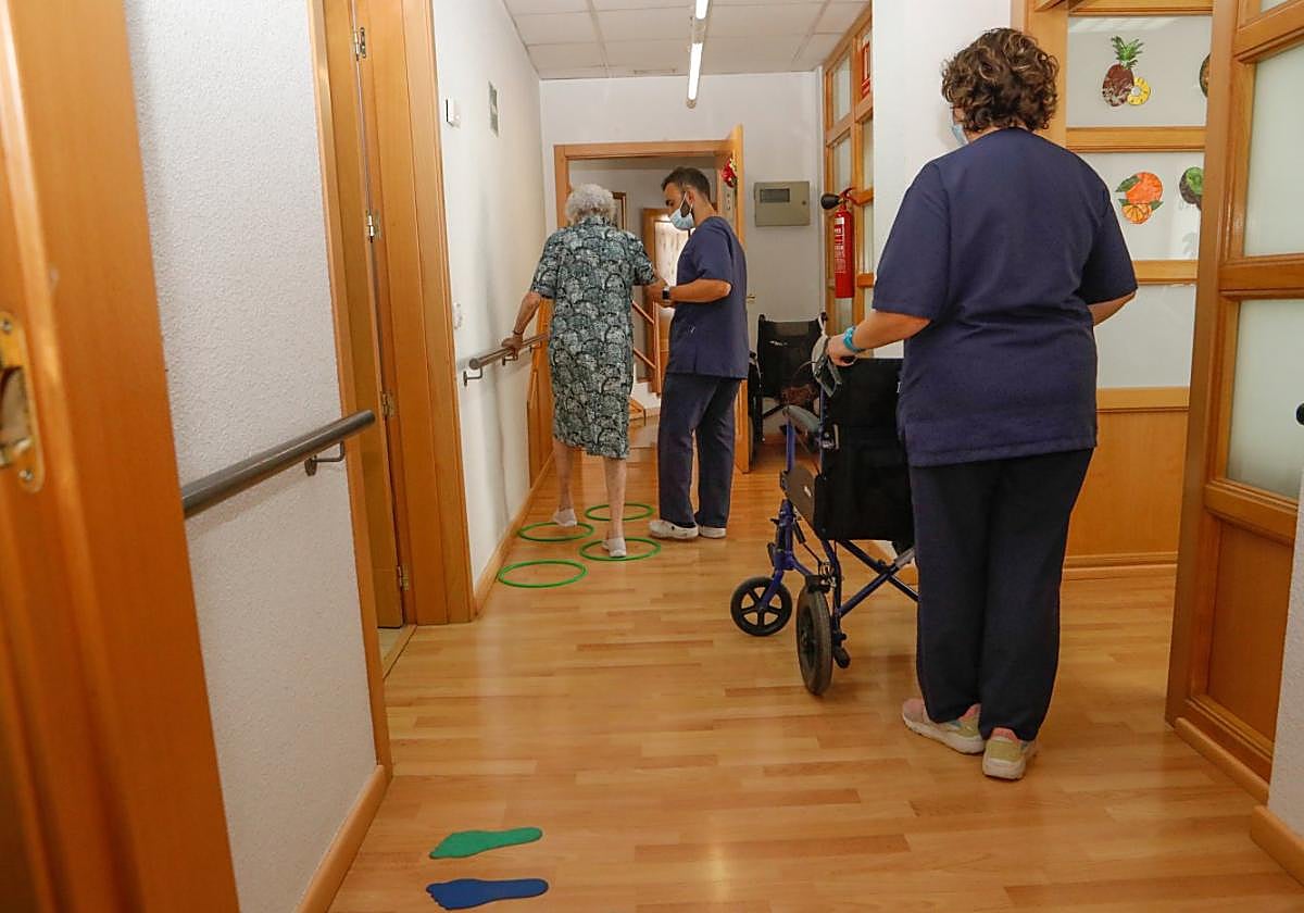 Una usuaria realiza ejercicios en el pasillo, ante la falta de espacio del local, en una imagen de archivo.