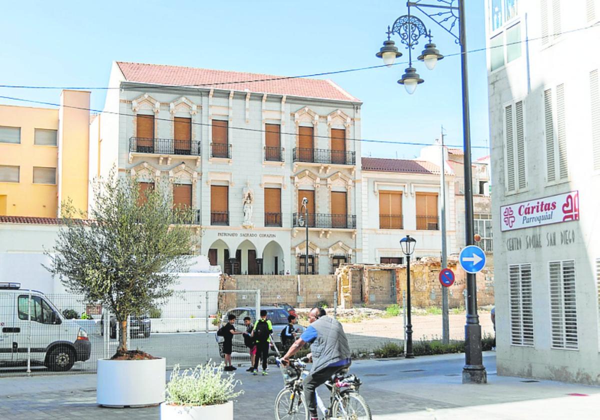 Fachada del colegio con el solar que será abierto.