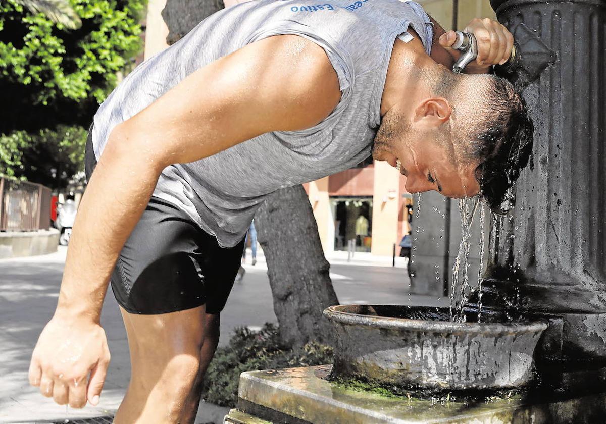 Un joven se refresca en una fuente de Murcia, en una imagen de archivo.