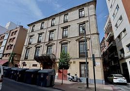 Fachada principal del palacete ubicado en el número 17 de la calle Saavedra Fajardo, en una foto de 2021.