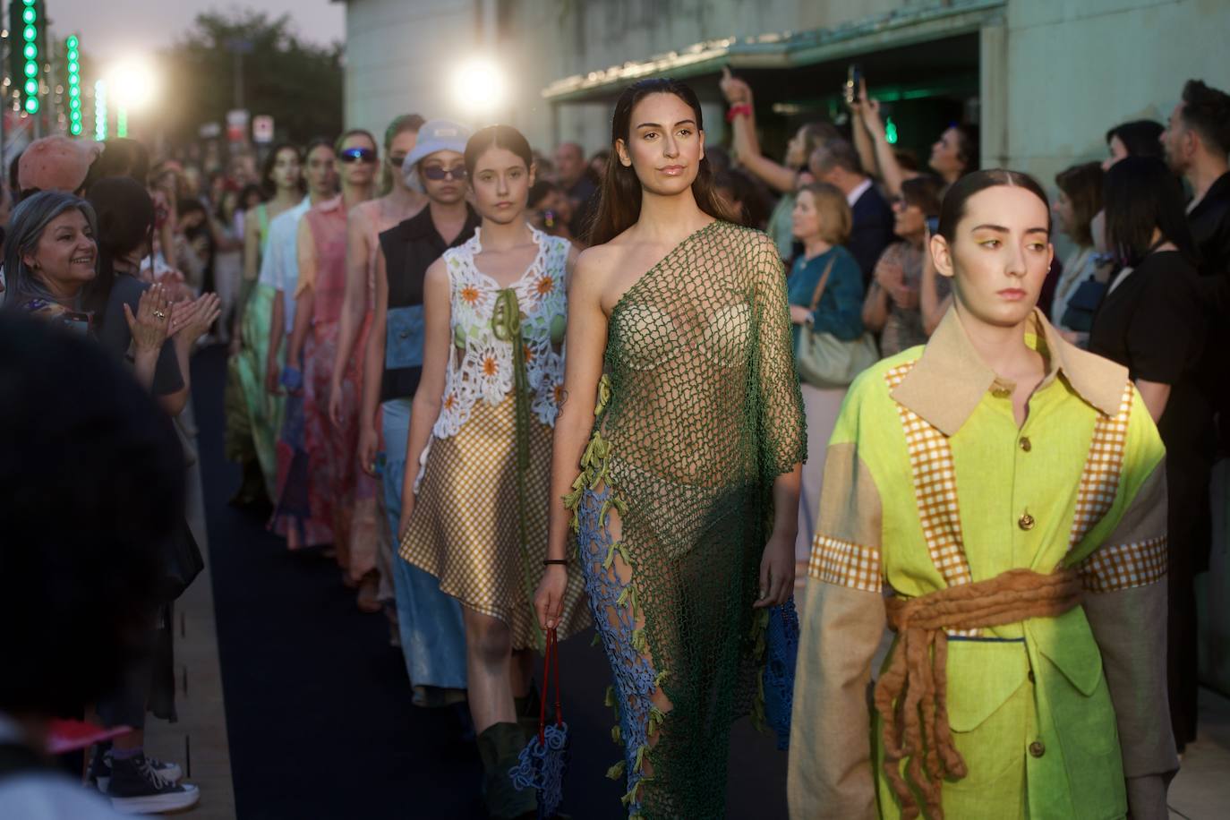 El desfile de África Hernández en Los Molinos del Río, en imágenes