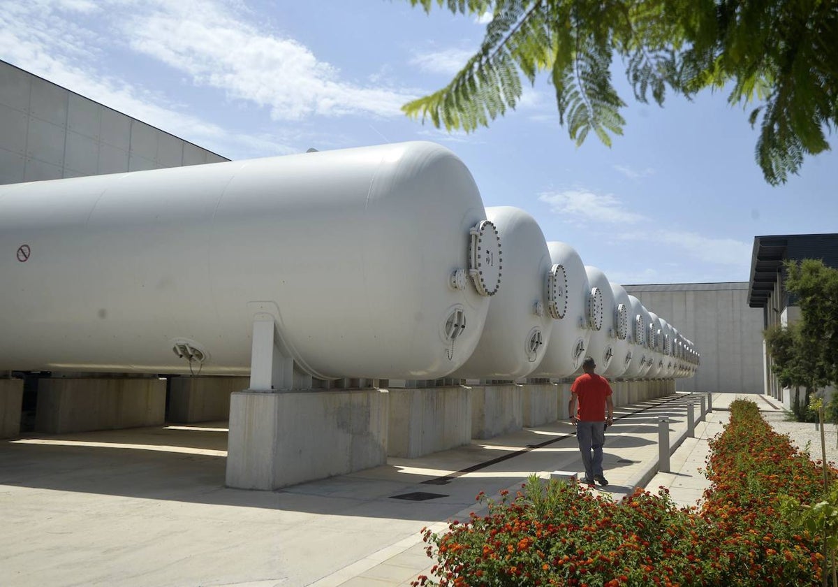 Tanques de filtrado de agua marina en la desaladora de Torrevieja.