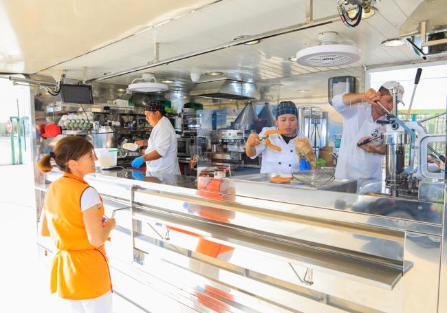 Puesto de churros recién inaugurado en La Tercia (Lorca) con el preparado de Churrería Bernal.