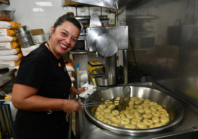 Noelia Muñoz, con las manos en la fritura de la masa de los buñuelos, en la Churrería Picoesquina.