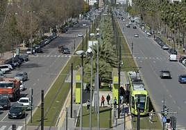 El tranvía a su paso por la avenida Juan de Borbón.