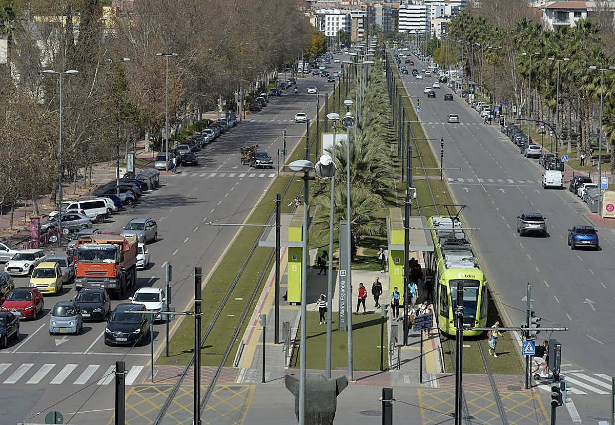 El tranvía a su paso por la avenida Juan de Borbón.