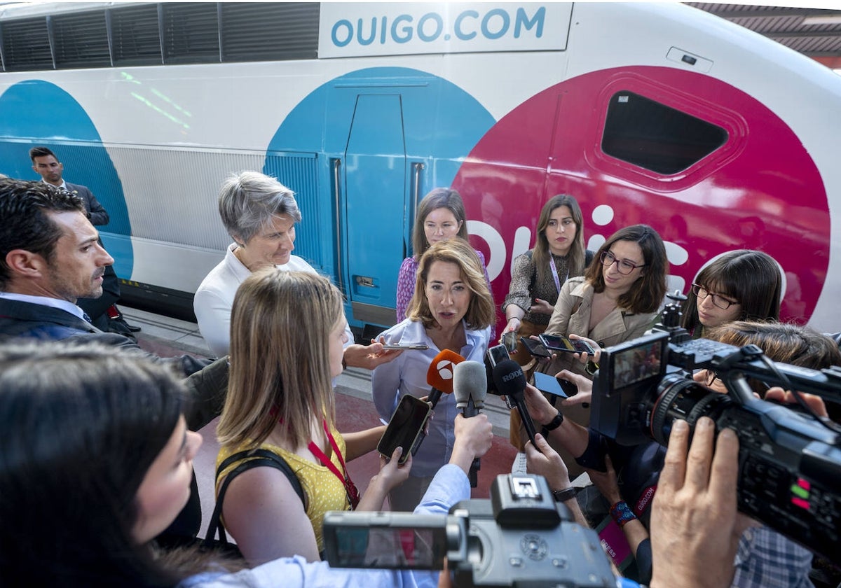 La ministra de Transportes, Raquel Sánchez, atendió ayer a los periodistas en la estación de Madrid-Chamartin, en la inauguración de la línea de Ouigo con Albacete y Alicante.