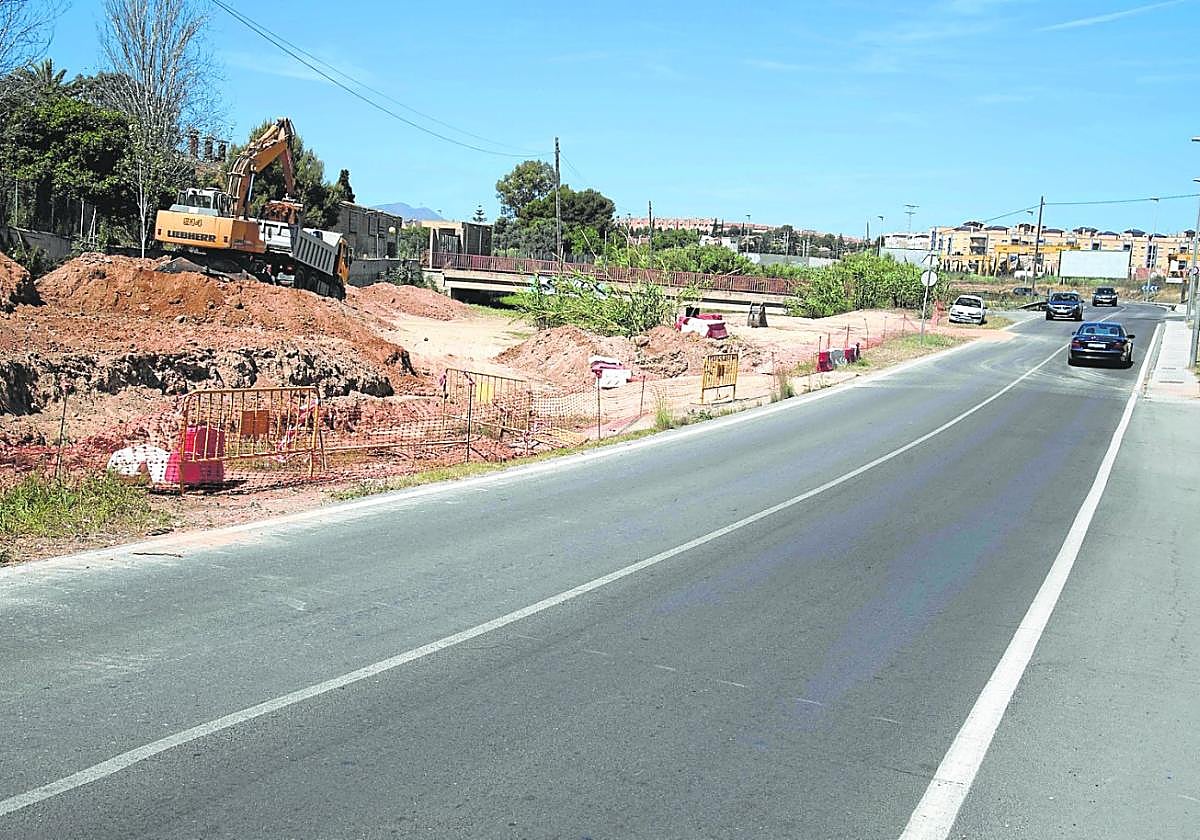 Operarios trabajando en la obra de la rambla de Canteras, ayer.