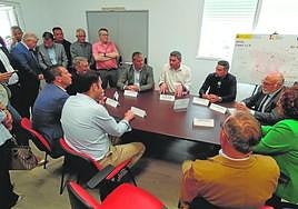 Un momento de la reunión que mantuvieron los regantes en Pliego.