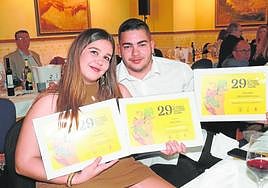 Representantes de Bodegas Delampa con los tres galardones recibidos por sus vinos.