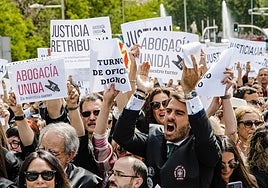 Abogados del turno de oficio en la concentración frente al Congreso de los Diputados, este jueves.