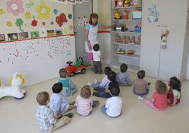 Imagende archivo de una profesora con sus alumnos, en una escuela infantil.