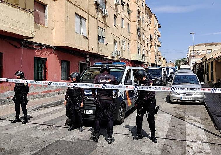 Operativo de la Policía Nacional en Espinardo, este jueves.
